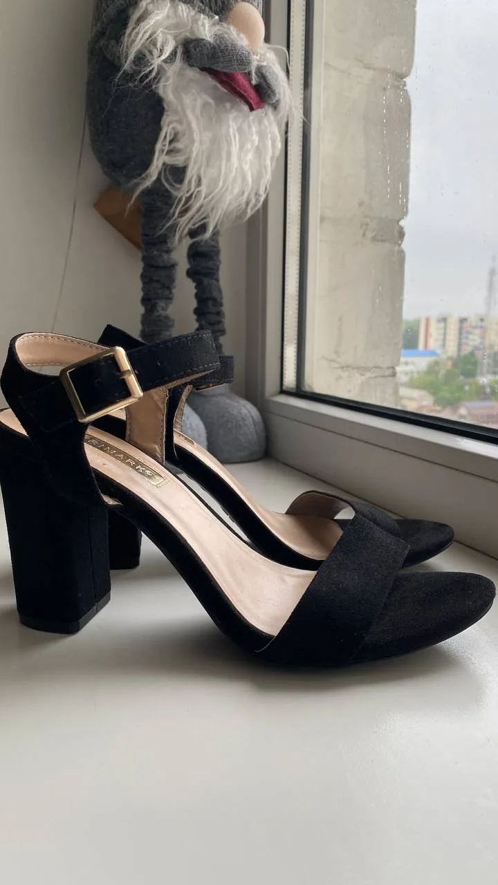 Чорні босоніжки Primark на підборах