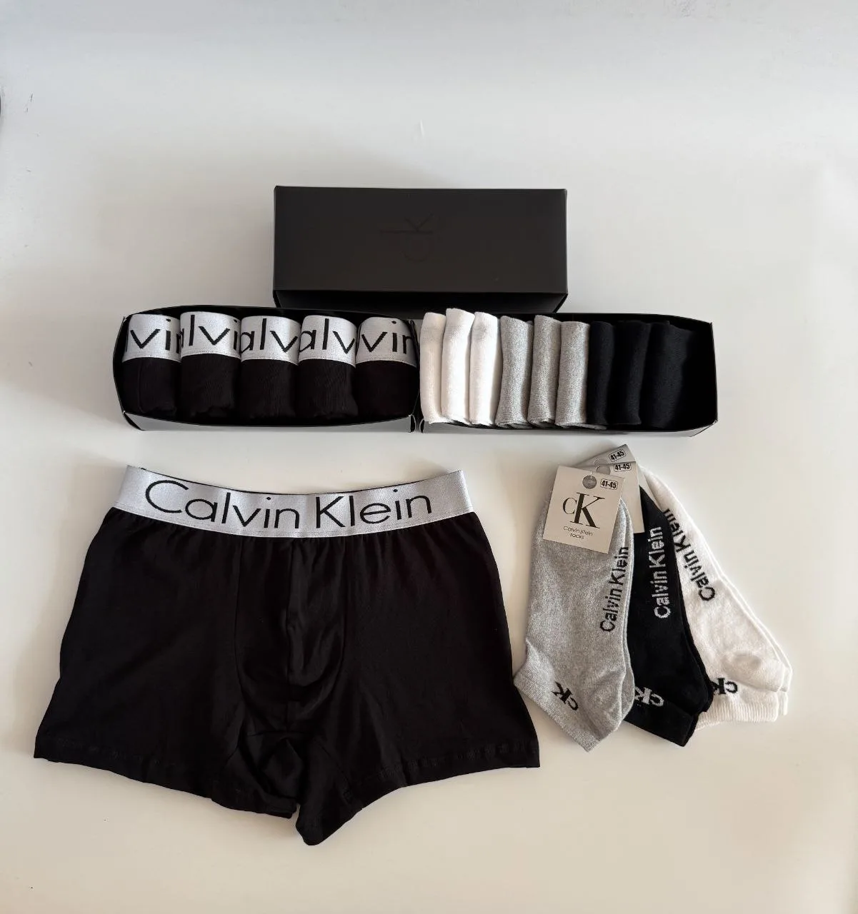 Подарунковий набір Calvin Klein: 5 шт чоловічої білизни та 9 пар шкарпеток