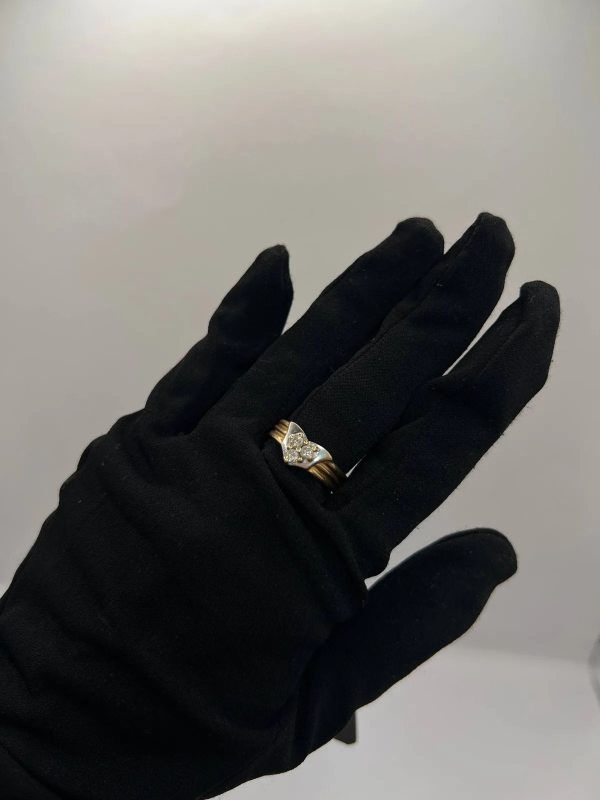 Золота каблучка з камінням 4.97г розмір 17.5