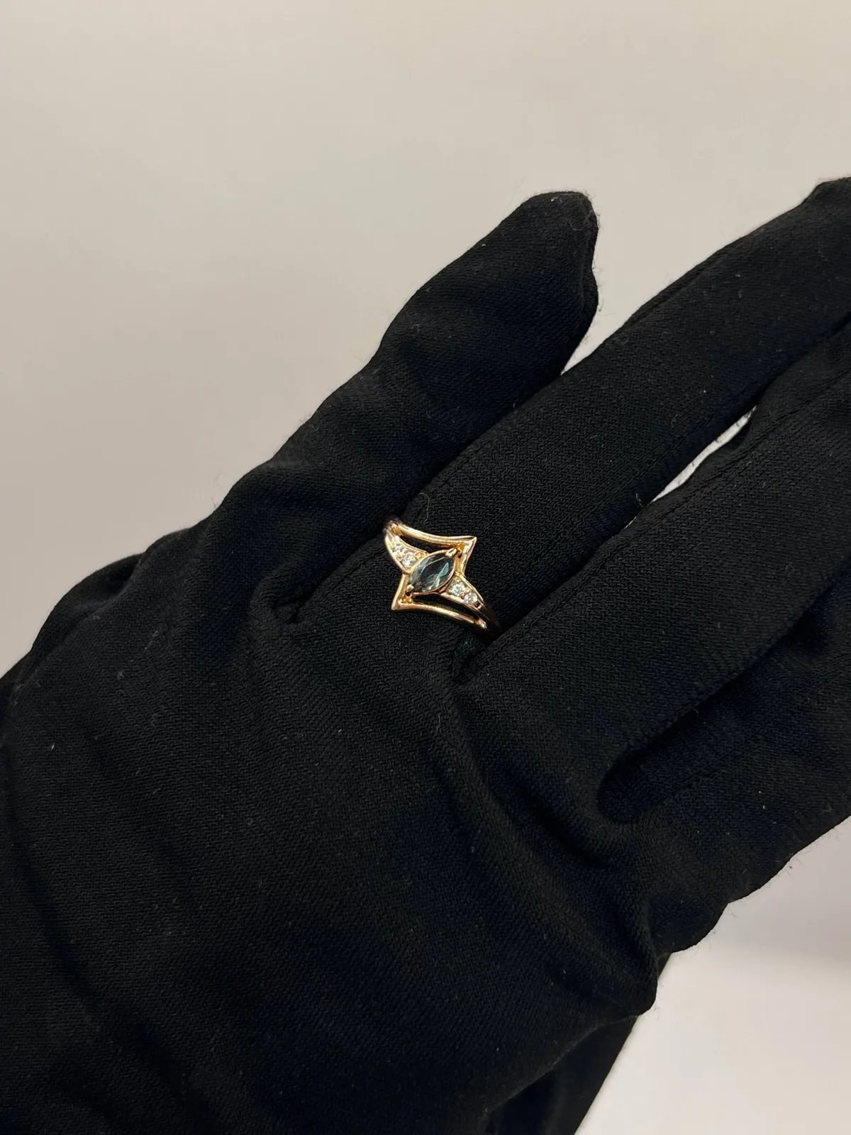 Золота каблучка з камінням 1.76 г, розмір 16