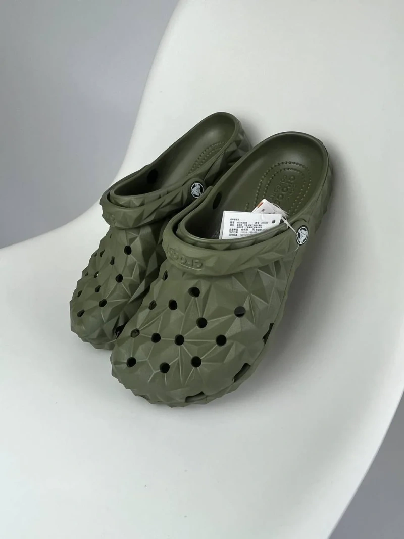 Футболки Hugo Boss, Diesel, Stussy, Dickies та крокси Crocs — фото 6