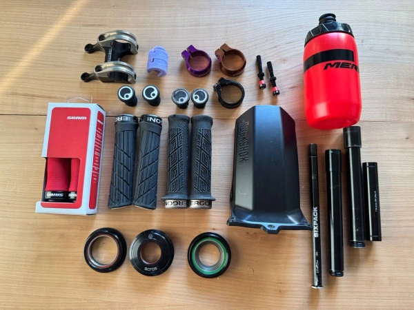 Комплект велозапчастей: грипсы, зажим, крыло, ось, ниппели Fox, Ergon, SRAM, Burgtec