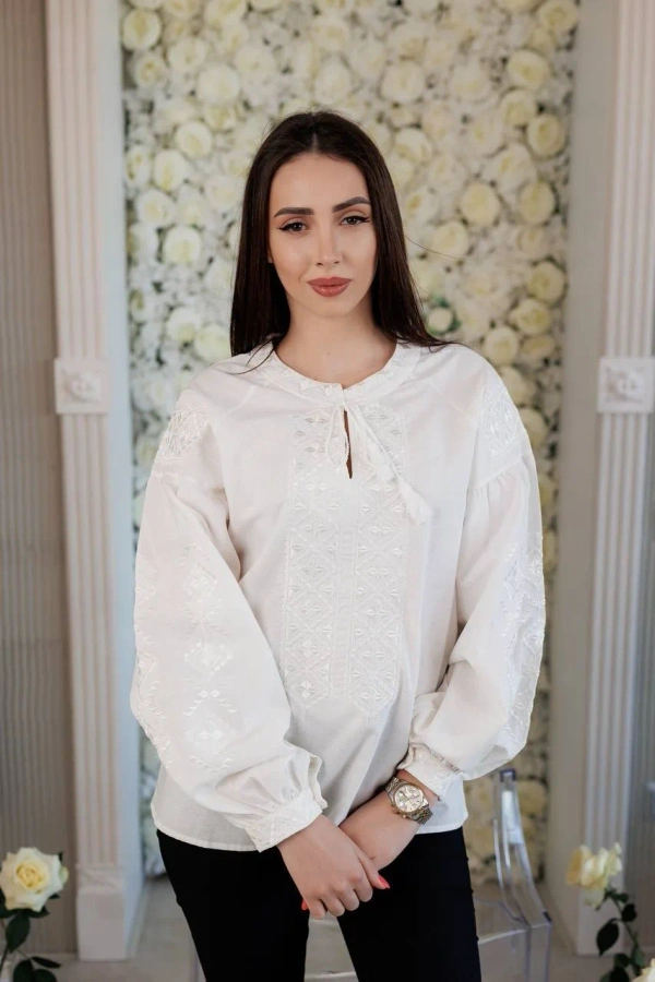 Женская вышитая рубашка