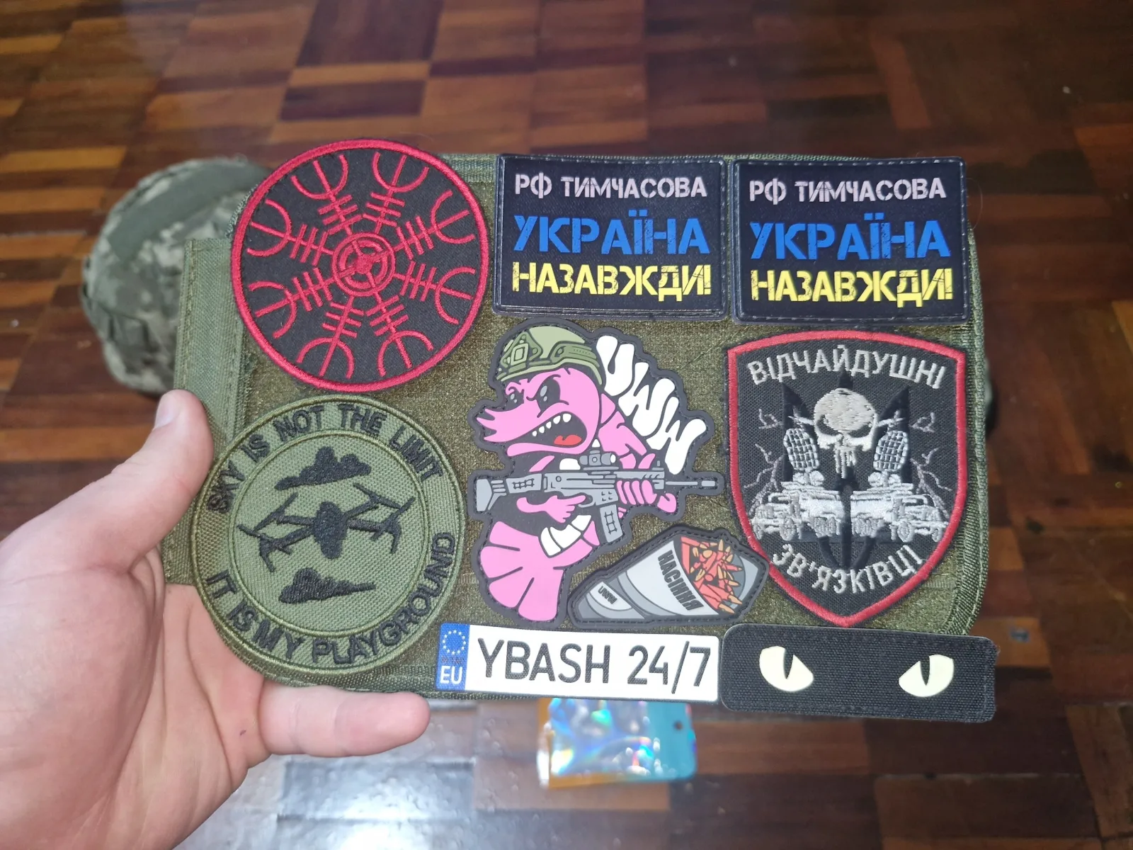 Тактическое снаряжение: подсумки, патчи, очки, панама