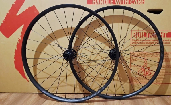 Велозапчасти: вилка Rock Shox Judy, колесо Specialized, роторы и аксессуары