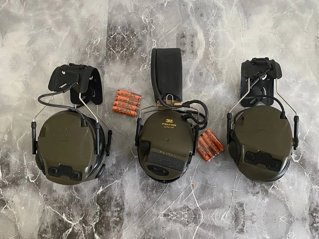 Військове спорядження: плити ESAPI, навушники 3M Peltor ComTac та шоломи Hard Head Veterans