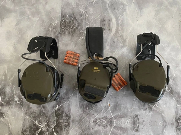 Військове спорядження: плити ESAPI, навушники 3M Peltor ComTac та шоломи Hard Head Veterans