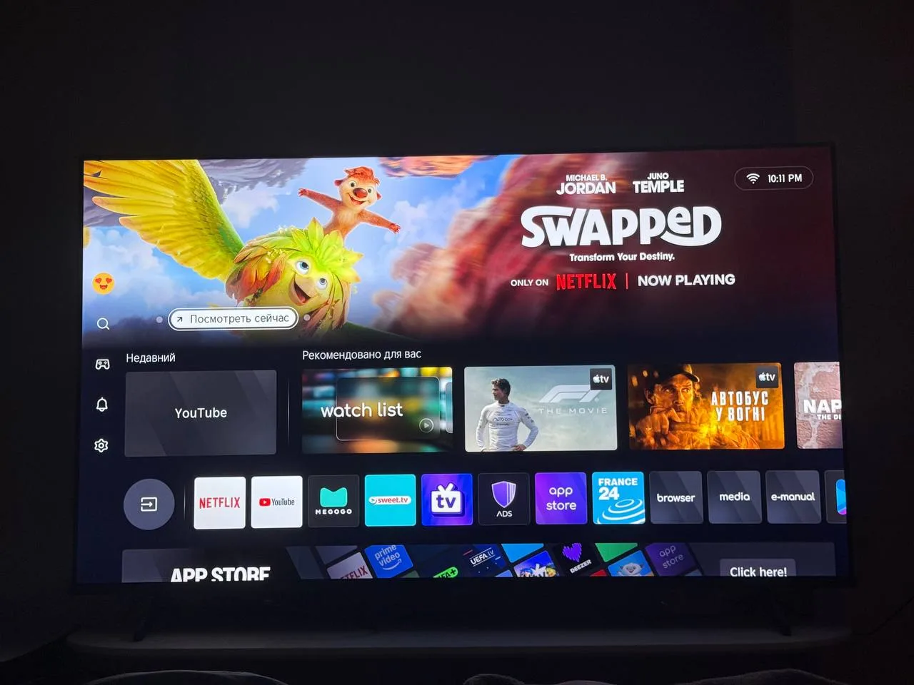 Телевізор Hisense 55A6Q з підставкою та ТВ столом