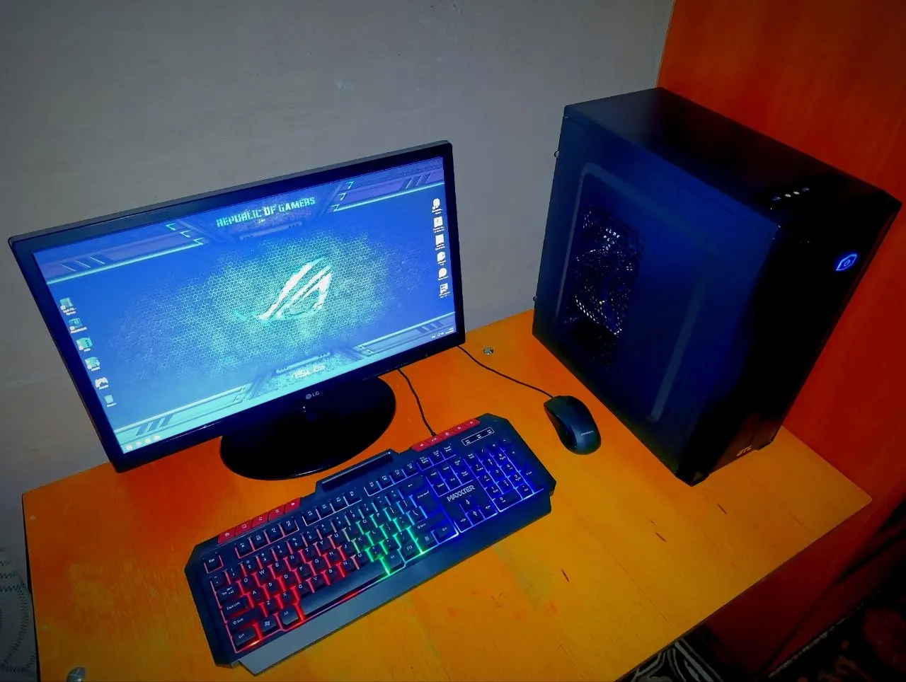 Комп'ютер MSI Radeon RX 580 8GB, Intel Pentium G4560, 16GB RAM, 300GB HDD, Монітор LG 22M38A-B