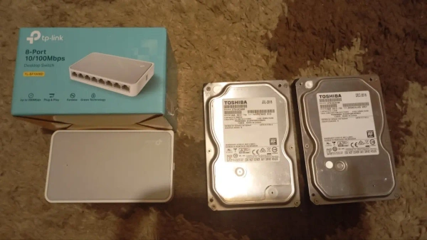 Сетевой коммутатор TP-Link TL-SF1008D и 2x HDD Toshiba 500 ГБ