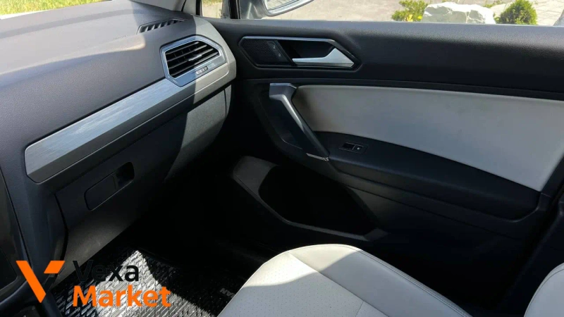 Volkswagen Tiguan 2017 SEL 2.0 бензин — фото 4