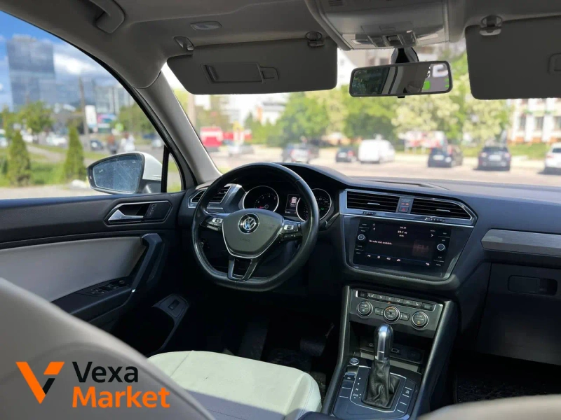 Volkswagen Tiguan 2017 SEL 2.0 бензин — фото 8