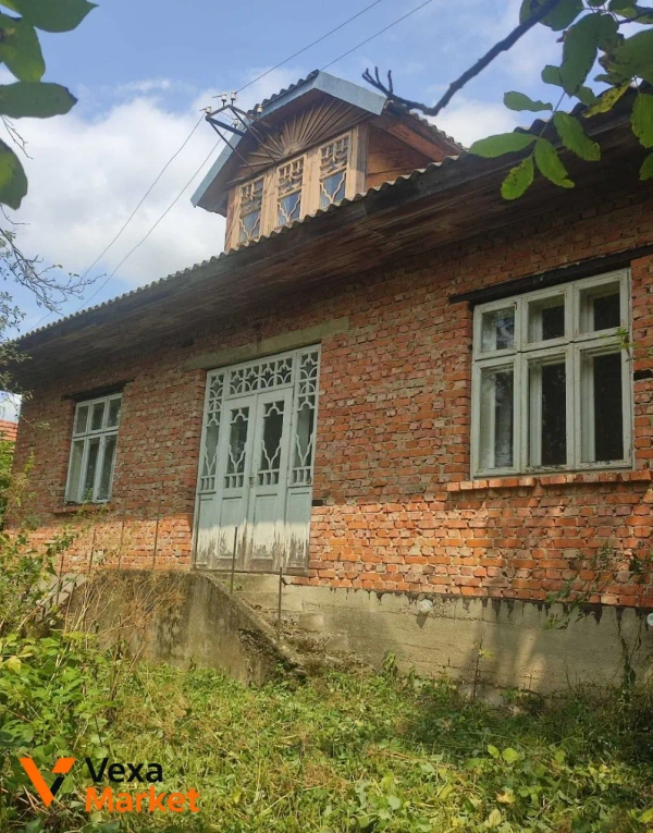 Продаж двоповерхового цегляного будинку в с. Трач, Івано-Франківська область