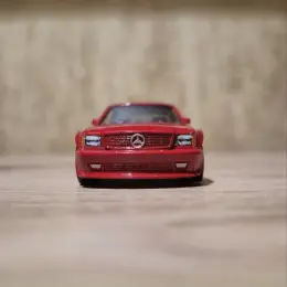 Модель автомобиля Mercedes-Benz красного цвета