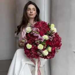 Букет "Шалене Кохання" з гортензією, вибрумом, антуріумом та ранункулюсом