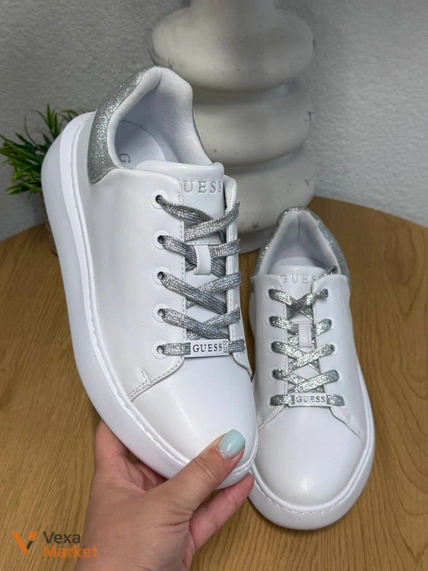 Кросівки GUESS білі зі сріблястими акцентами, розмір 40