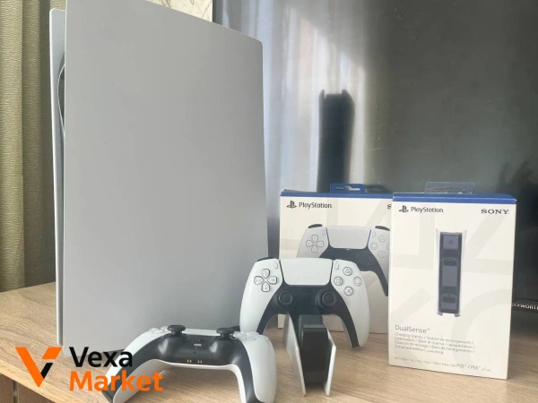 Sony PlayStation 5 (PS5) с геймпадом DualSense