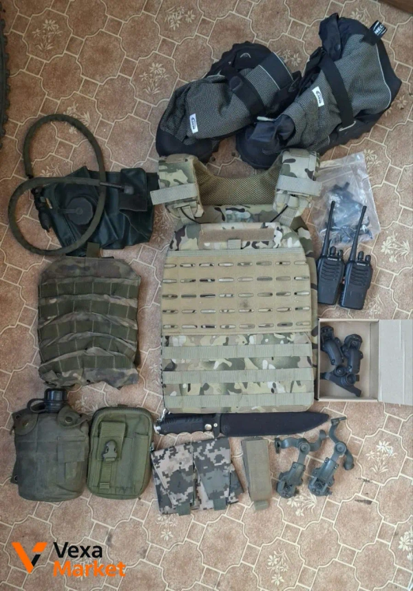 Комплект військового спорядження: плитоноска, підсумки, гідратор, рації, кріплення на шолом, болотоходи