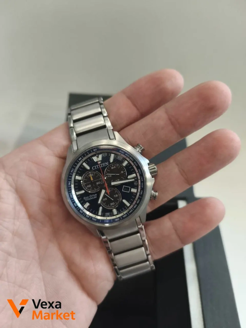 Чоловічий годинник Citizen титановий корпус — фото 2