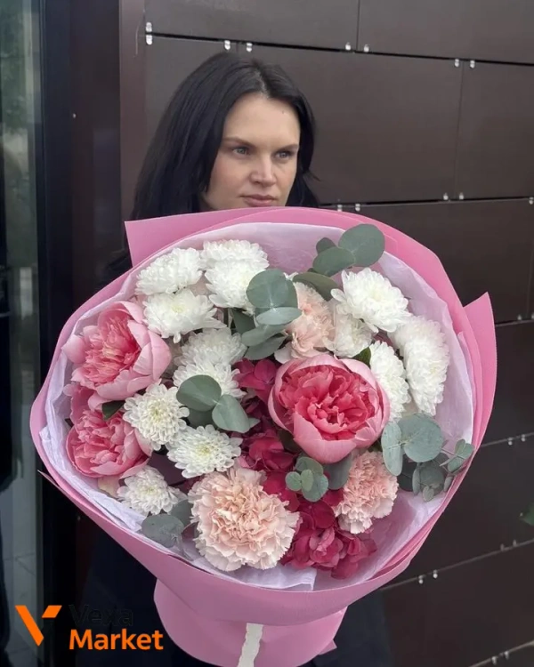 Букет из пионов, гортензии и эвкалипта