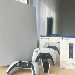 Sony PlayStation 5 (PS5) с геймпадом DualSense