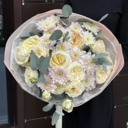 Букет из роз и эвкалипта