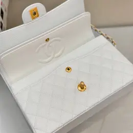 Сумка Chanel Classic Flap Caviar Medium біла