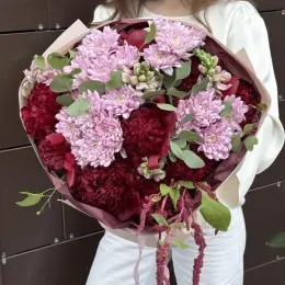 Елегантний букет з антуріума, евкаліпта та амарантуса