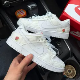Nike Dunk Low "Give Her Flowers" білі з червоною трояндою