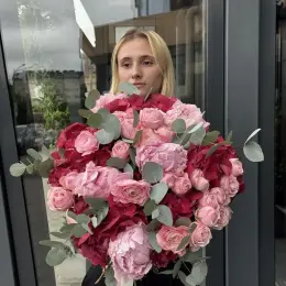 Елегантний букет з ранункулюса, піоновидних троянд та евкаліпта