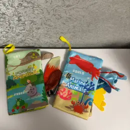 Розвиваючі дитячі іграшки: книжечки, картки Монтессорі, брязкальця