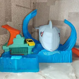 Трек Hot Wheels Голодная акула с машинкой, меняющей цвет