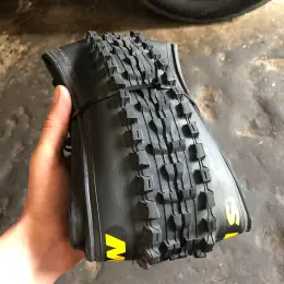 Покришки Maxxis 26x2.4 з малим пробігом