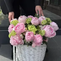 Елегантна композиція з еустоми, піонів та гвоздик