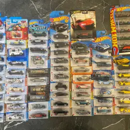 Колекція моделей автомобілів Hot Wheels та Matchbox, 62 шт.