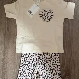 Комплект одежды H&M для девочки (футболка и шорты)