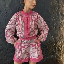 Женский костюм с шортами и блузой