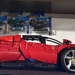 Колекційні моделі автомобілів LEGO Technic та інші