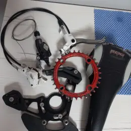 Седло SDG USA, передний тормоз Avid Elixir 5, звезда на 32 зуба, монетка Sram X9, успокоитель цепи