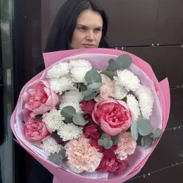 Букет из пионов, гортензии и эвкалипта