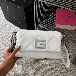 Сумочка багет Guess біла