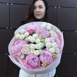 Святковий букет з півоній, троянд та гвоздик