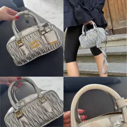 Шикарная серебристая сумочка Miu Miu