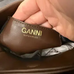 Сумка Ganni шкіряна коричнева 28*14*17