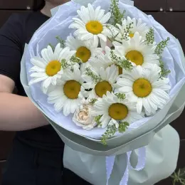 Букет из роз, ромашки и амаранта