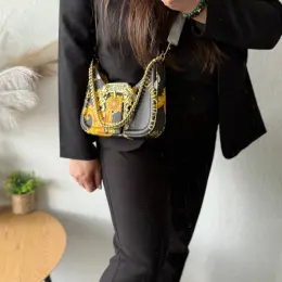 VERSACE JEANS COUTURE сумка з фірмовим принтом та золотою фурнітурою