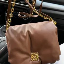 LOEWE сумка коричнева 23 см x 22 см