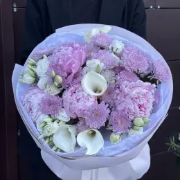 Ніжний букет з калл, півоній та еустоми