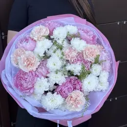 Букет из пионов и гвоздик