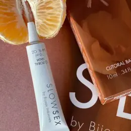 Стимулюючий бальзам для клітора SlowSex by Bijoux Indiscrets з ефектом вібрації, аромат кокосу, 10 мл